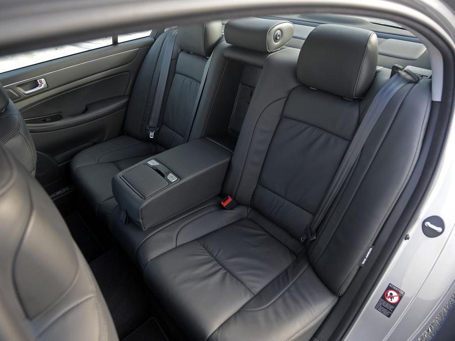  Hyundai Genesis R-Spec 2011 года  (фото 12 из 21)